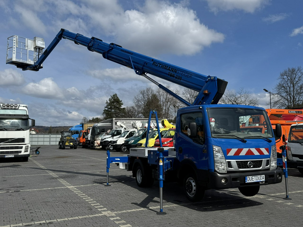 Nissan Cabstar - Emelőkosaras teherautó: 4 kép. Nissan Cabstar - Emelőkosaras teherautó: 4 kép.