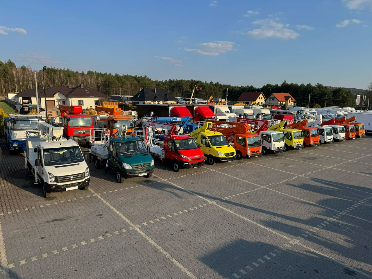 Nissan Cabstar - Emelőkosaras teherautó: 4 kép. Nissan Cabstar - Emelőkosaras teherautó: 4 kép.
