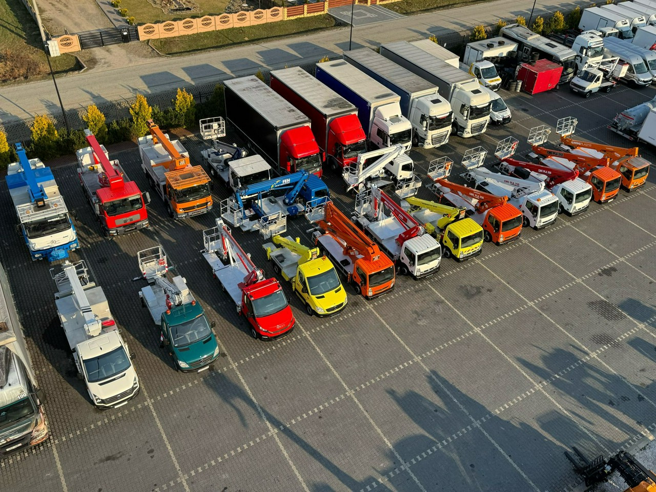 Nissan Cabstar - Emelőkosaras teherautó: 5 kép. Nissan Cabstar - Emelőkosaras teherautó: 5 kép.