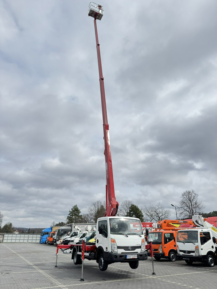 Nissan Cabstar - Emelőkosaras teherautó: 2 kép. Nissan Cabstar - Emelőkosaras teherautó: 2 kép.