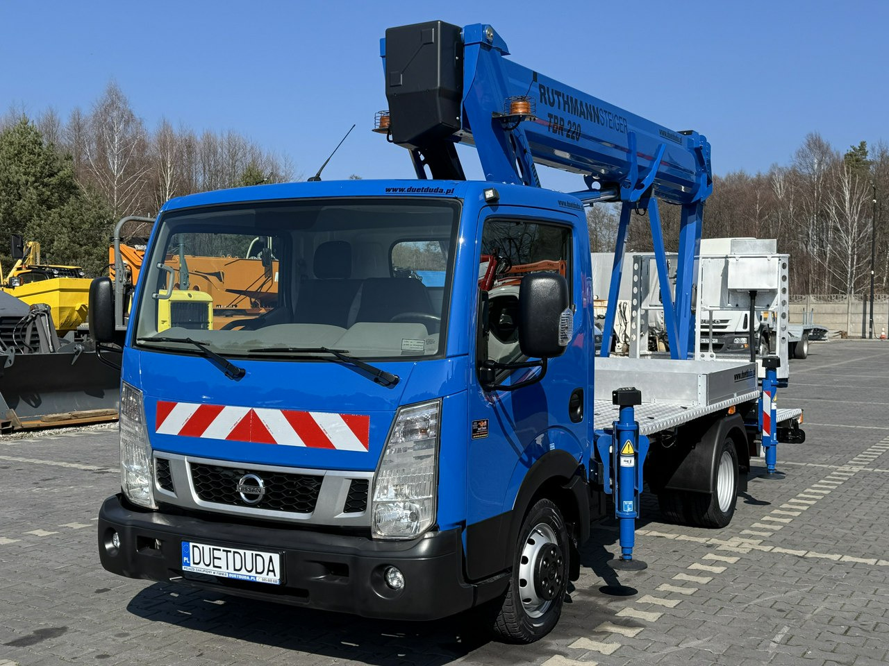 Nissan Cabstar - Emelőkosaras teherautó: 3 kép. Nissan Cabstar - Emelőkosaras teherautó: 3 kép.