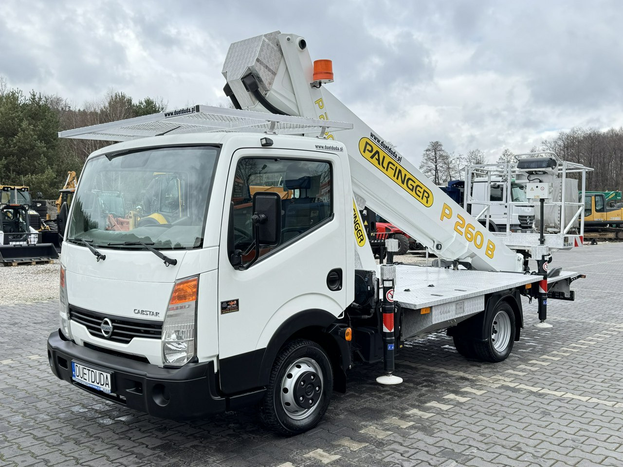 Nissan Cabstar - Emelőkosaras teherautó: 4 kép. Nissan Cabstar - Emelőkosaras teherautó: 4 kép.