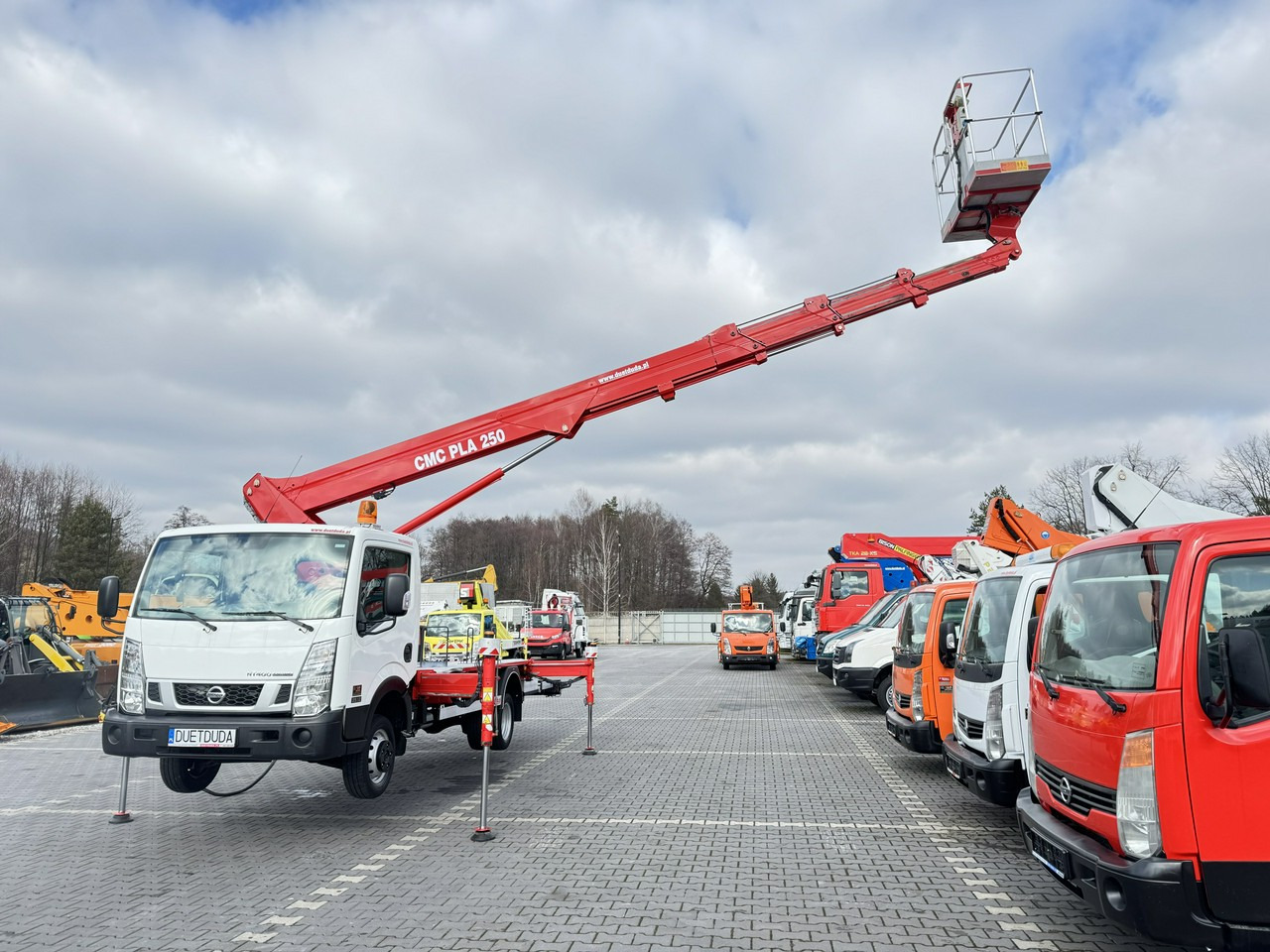 Nissan Cabstar - Emelőkosaras teherautó: 5 kép. Nissan Cabstar - Emelőkosaras teherautó: 5 kép.