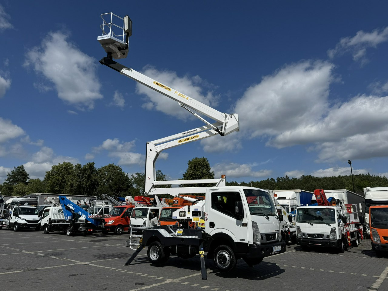 Nissan Cabstar - Emelőkosaras teherautó: 2 kép. Nissan Cabstar - Emelőkosaras teherautó: 2 kép.
