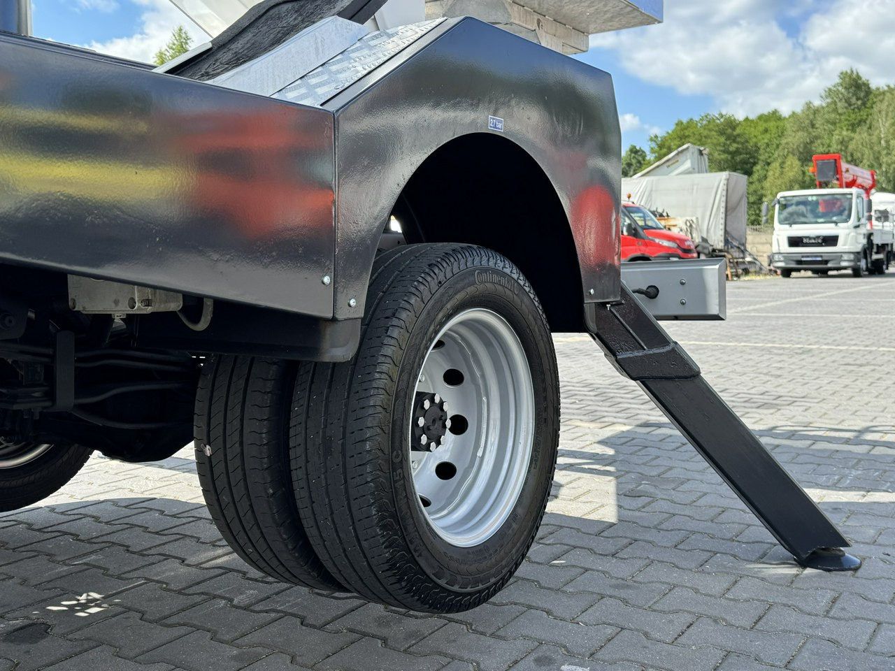 Nissan Cabstar - Emelőkosaras teherautó: 5 kép. Nissan Cabstar - Emelőkosaras teherautó: 5 kép.