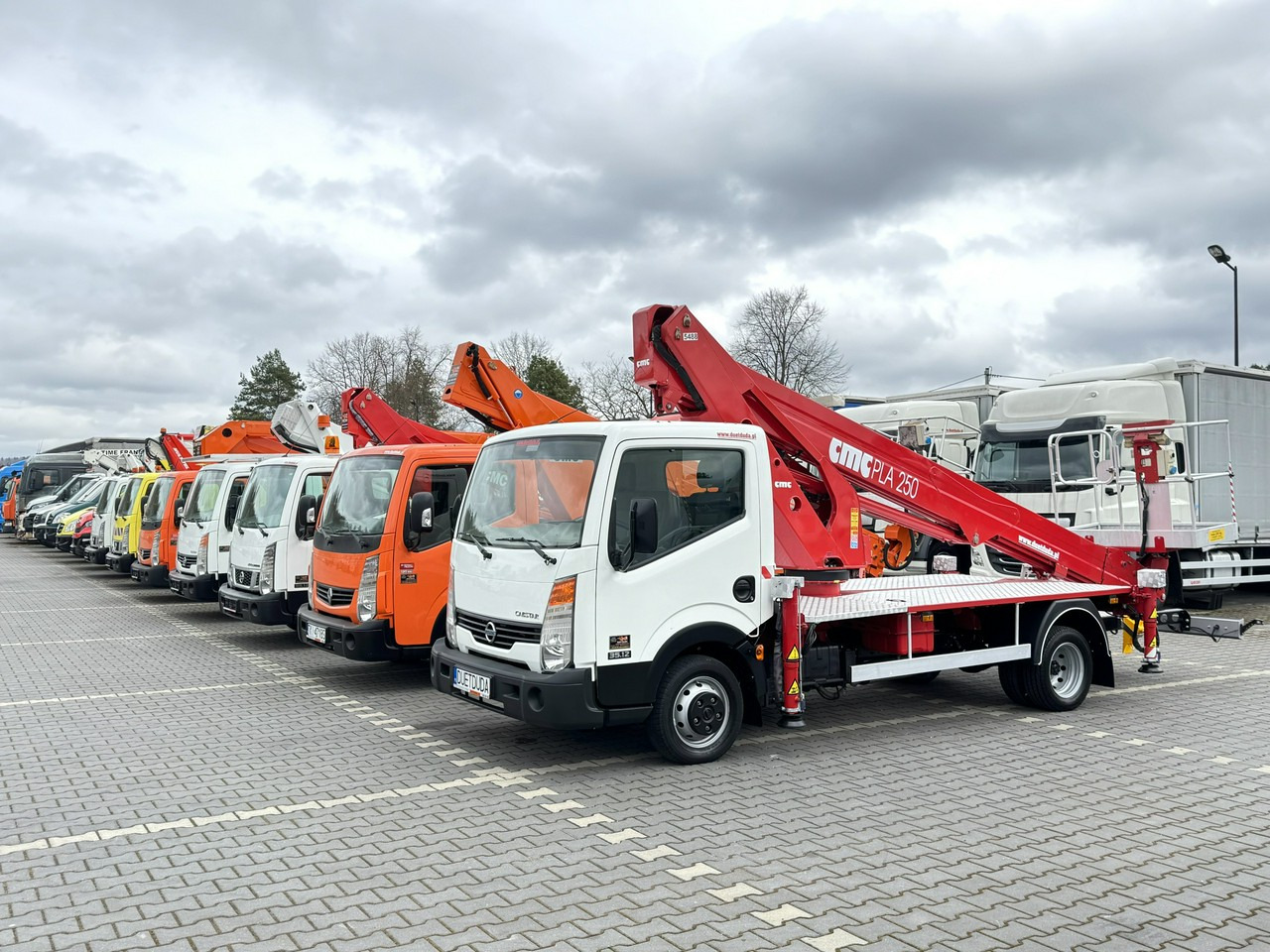Nissan Cabstar - Emelőkosaras teherautó: 1 kép. Nissan Cabstar - Emelőkosaras teherautó: 1 kép.