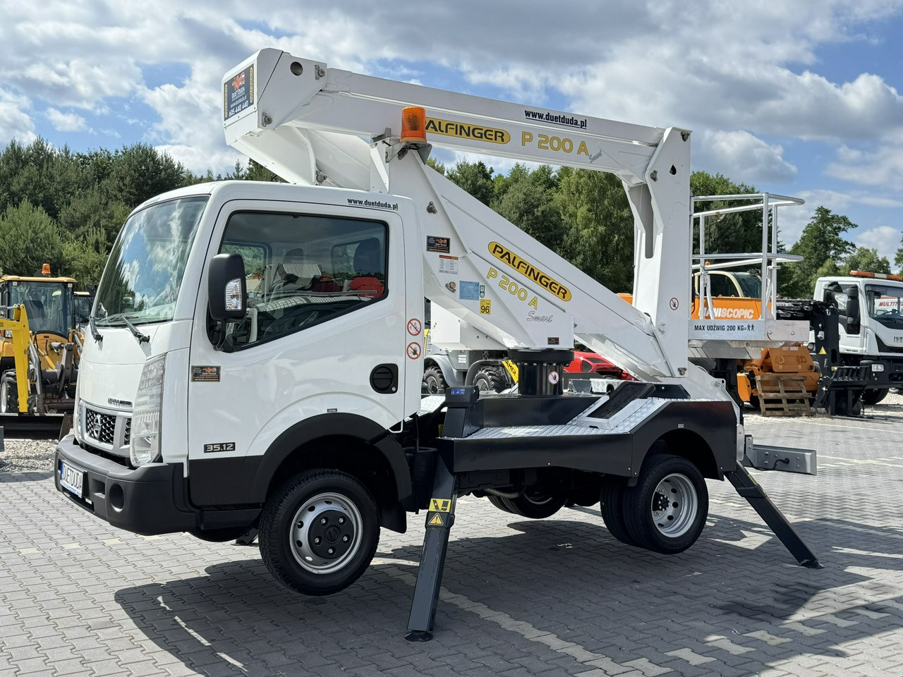 Nissan Cabstar - Emelőkosaras teherautó: 3 kép. Nissan Cabstar - Emelőkosaras teherautó: 3 kép.