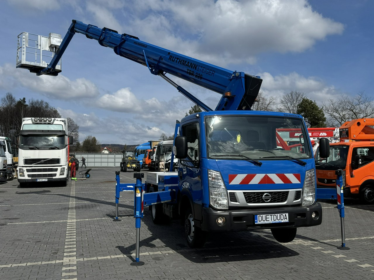 Nissan Cabstar - Emelőkosaras teherautó: 2 kép. Nissan Cabstar - Emelőkosaras teherautó: 2 kép.