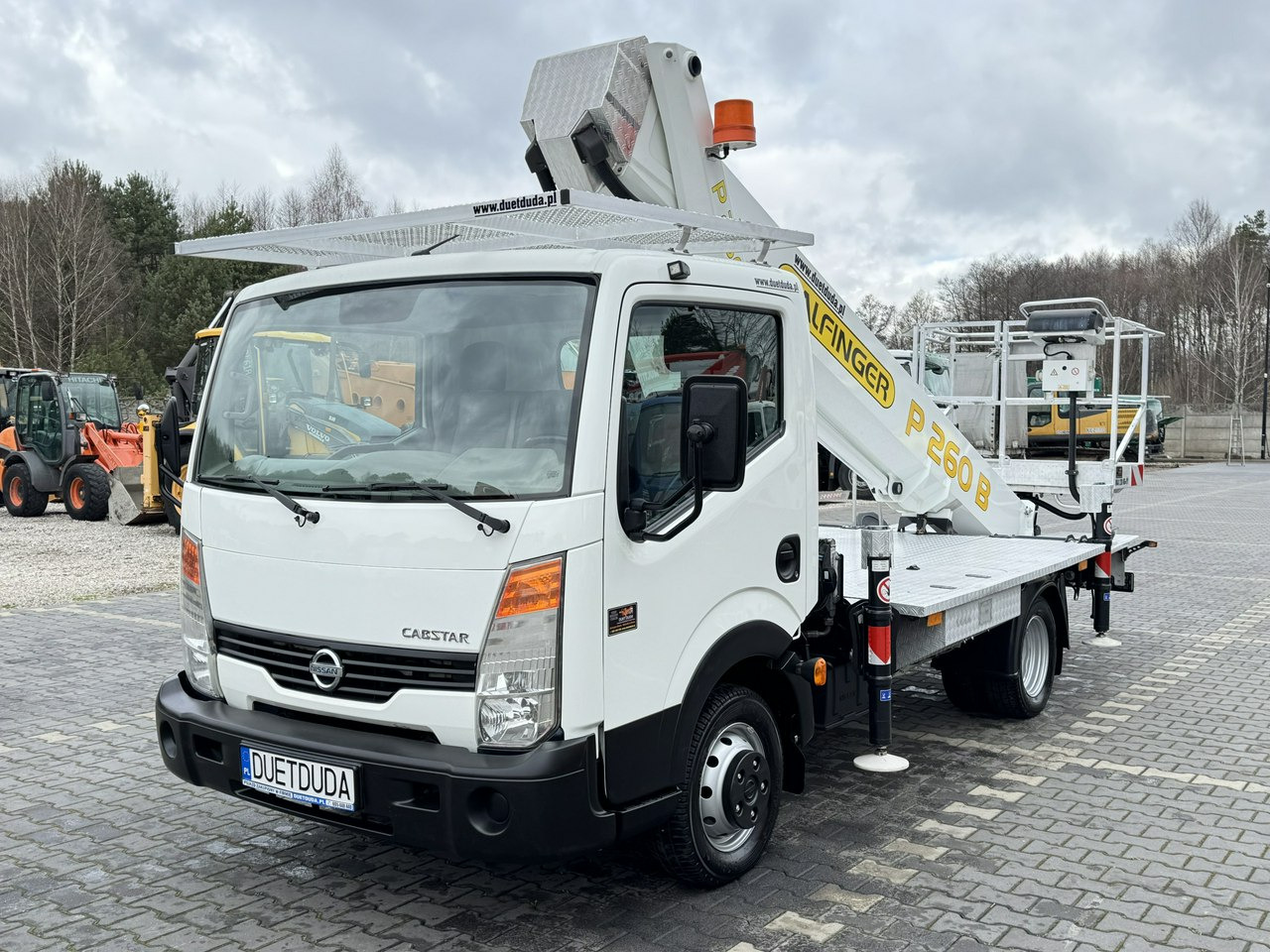 Nissan Cabstar - Emelőkosaras teherautó: 3 kép. Nissan Cabstar - Emelőkosaras teherautó: 3 kép.