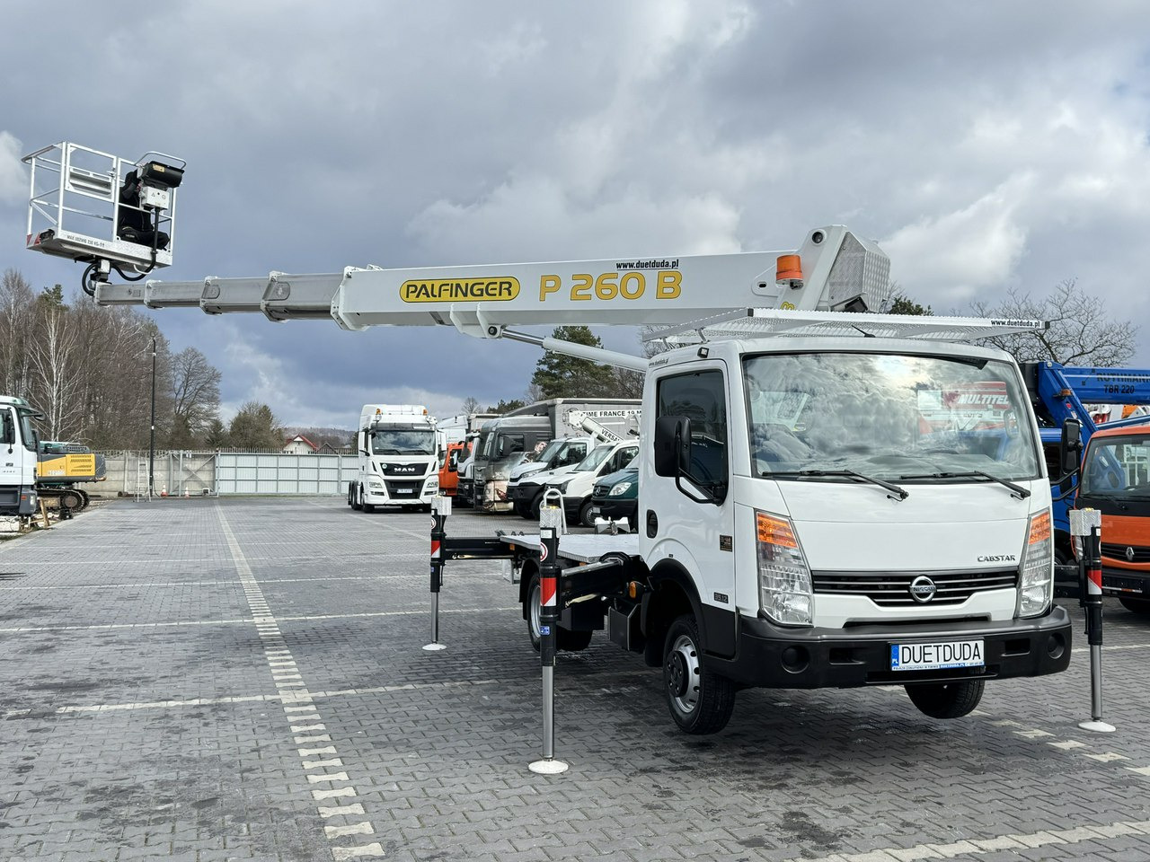 Nissan Cabstar - Emelőkosaras teherautó: 2 kép. Nissan Cabstar - Emelőkosaras teherautó: 2 kép.