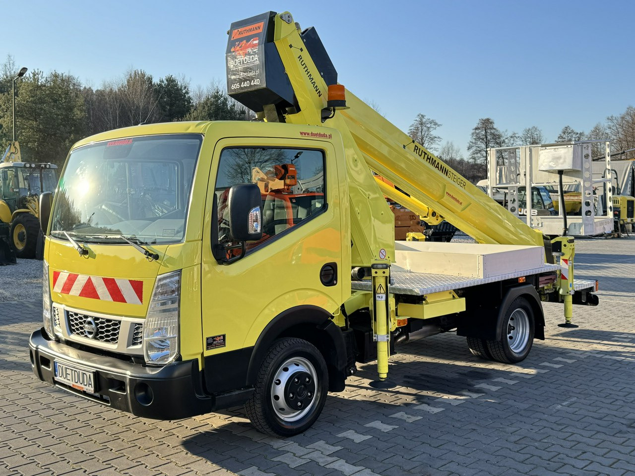 Nissan Cabstar - Emelőkosaras teherautó: 4 kép. Nissan Cabstar - Emelőkosaras teherautó: 4 kép.