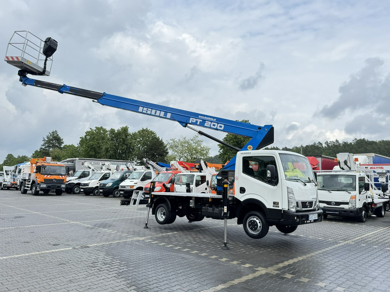 Nissan Cabstar - Emelőkosaras teherautó: 2 kép. Nissan Cabstar - Emelőkosaras teherautó: 2 kép.