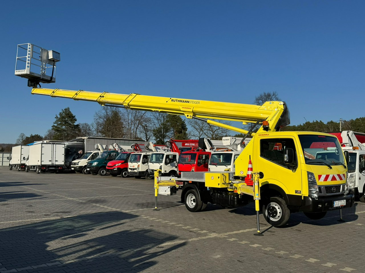 Nissan Cabstar - Emelőkosaras teherautó: 2 kép. Nissan Cabstar - Emelőkosaras teherautó: 2 kép.