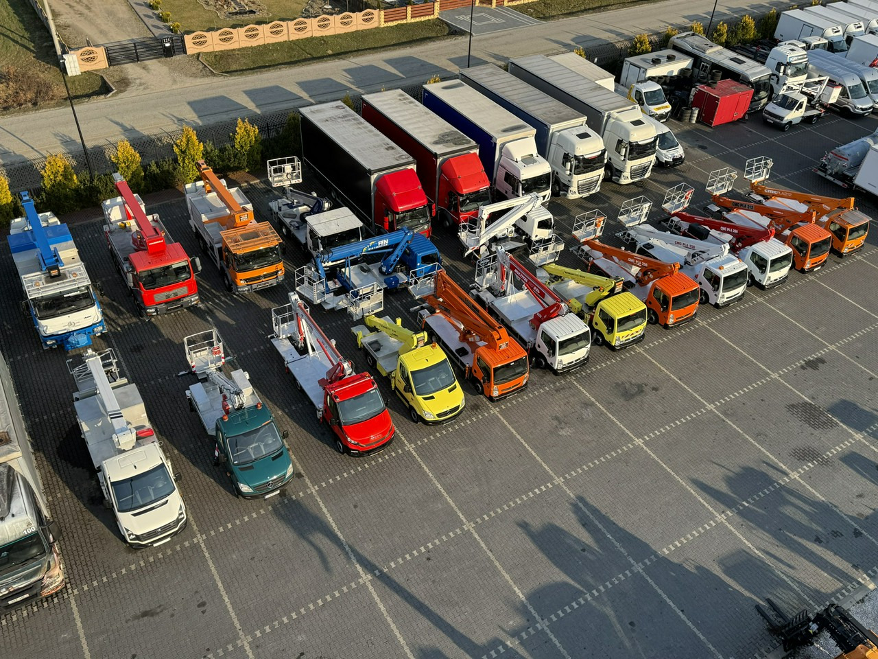 Nissan Zwyżka / Podnośnik Koszowy / 4X4 / CABSTAR / MAXITY / SPRINTER - Emelőkosaras teherautó: 4 kép. Nissan Zwyżka / Podnośnik Koszowy / 4X4 / CABSTAR / MAXITY / SPRINTER - Emelőkosaras teherautó: 4 kép.