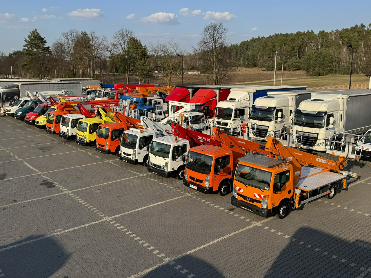 Nissan Zwyżka / Podnośnik Koszowy / 4X4 / CABSTAR / MAXITY / SPRINTER - Emelőkosaras teherautó: 2 kép. Nissan Zwyżka / Podnośnik Koszowy / 4X4 / CABSTAR / MAXITY / SPRINTER - Emelőkosaras teherautó: 2 kép.