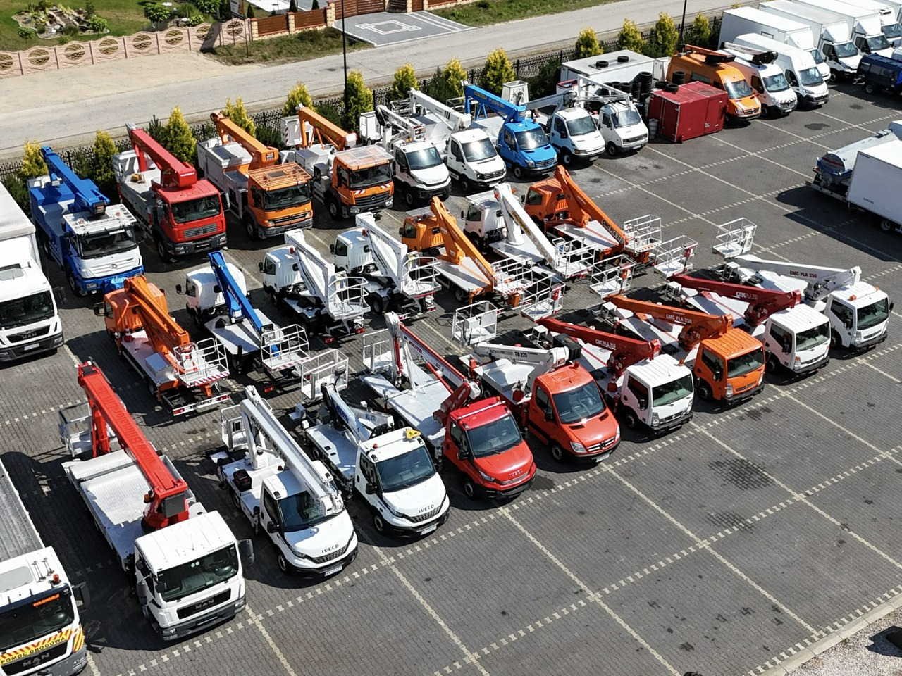 Nissan Zwyżka Podnośnik Koszowy 4X4 CABSTAR MAXITY SPRINTER - Emelőkosaras teherautó: 2 kép. Nissan Zwyżka Podnośnik Koszowy 4X4 CABSTAR MAXITY SPRINTER - Emelőkosaras teherautó: 2 kép.