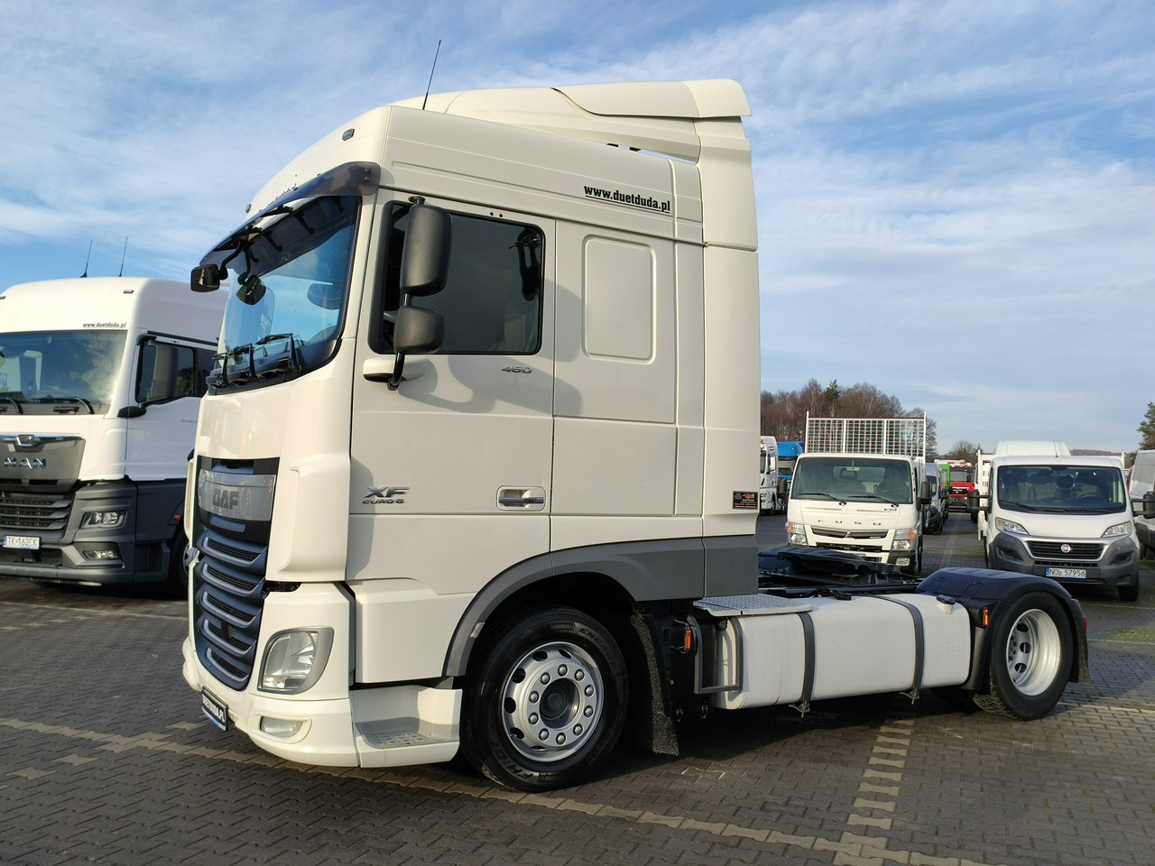 DAF XF 106.460 Euro 6 LowDeck Mega - Nyergesvontató: 3 kép. DAF XF 106.460 Euro 6 LowDeck Mega - Nyergesvontató: 3 kép.