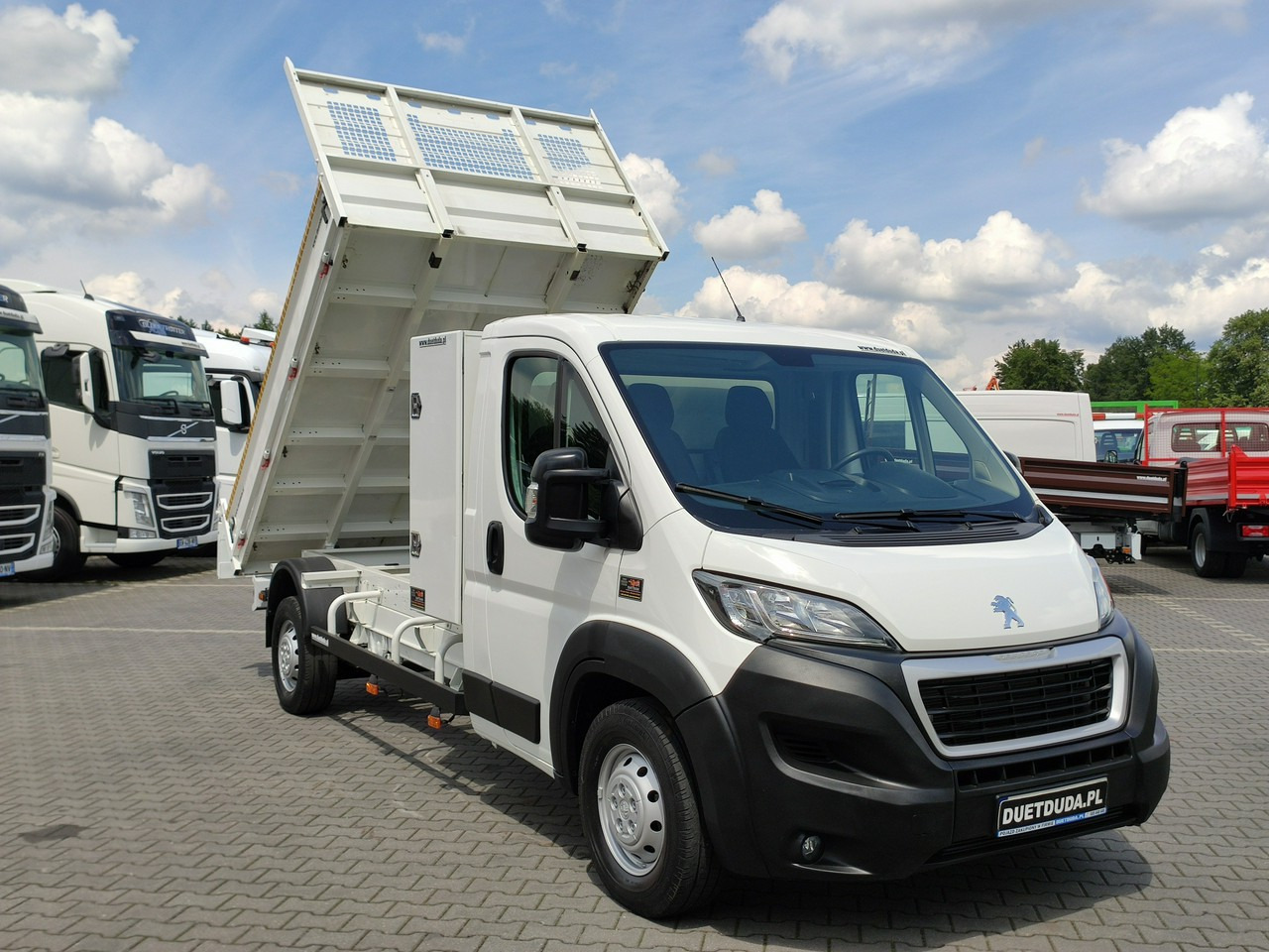Peugeot Boxer - Billenőplatós kisteherautó: 2 kép. Peugeot Boxer - Billenőplatós kisteherautó: 2 kép.