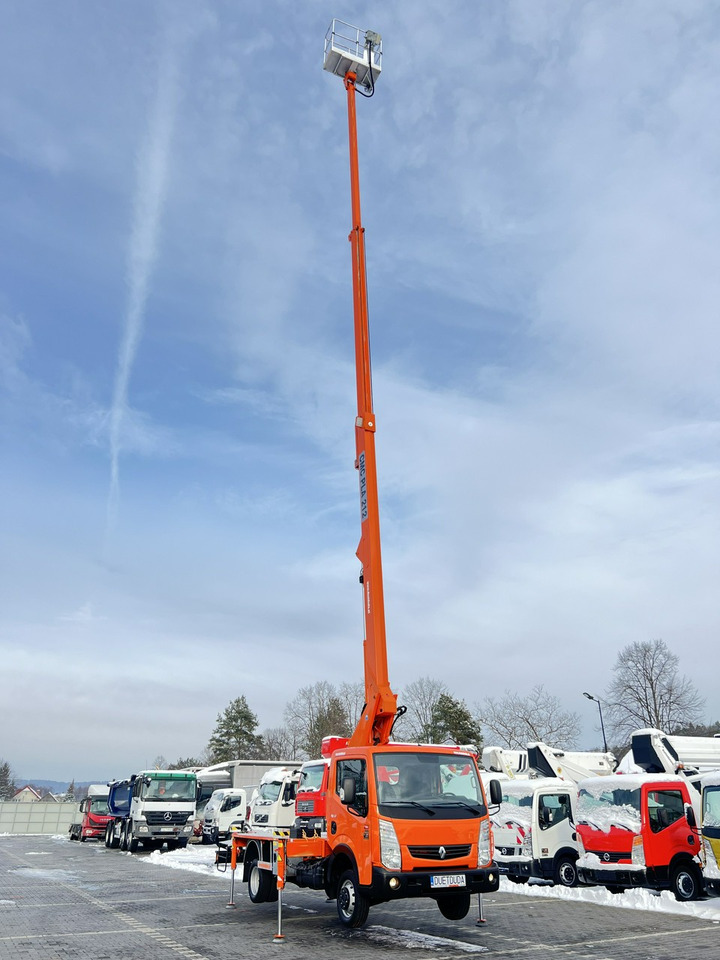 Renault Maxity - Emelőkosaras teherautó: 3 kép. Renault Maxity - Emelőkosaras teherautó: 3 kép.