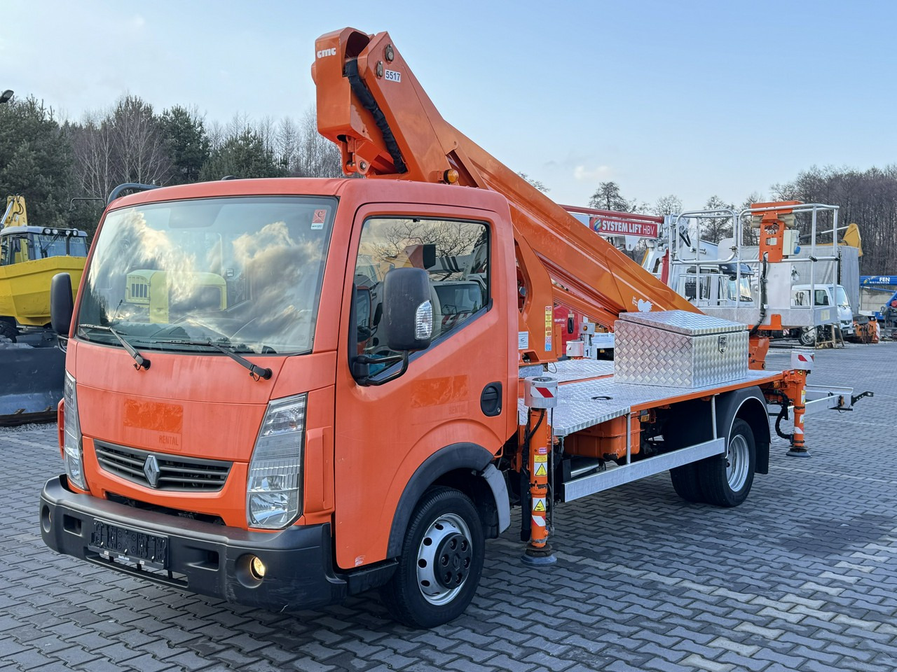 Renault Maxity - Emelőkosaras teherautó: 2 kép. Renault Maxity - Emelőkosaras teherautó: 2 kép.