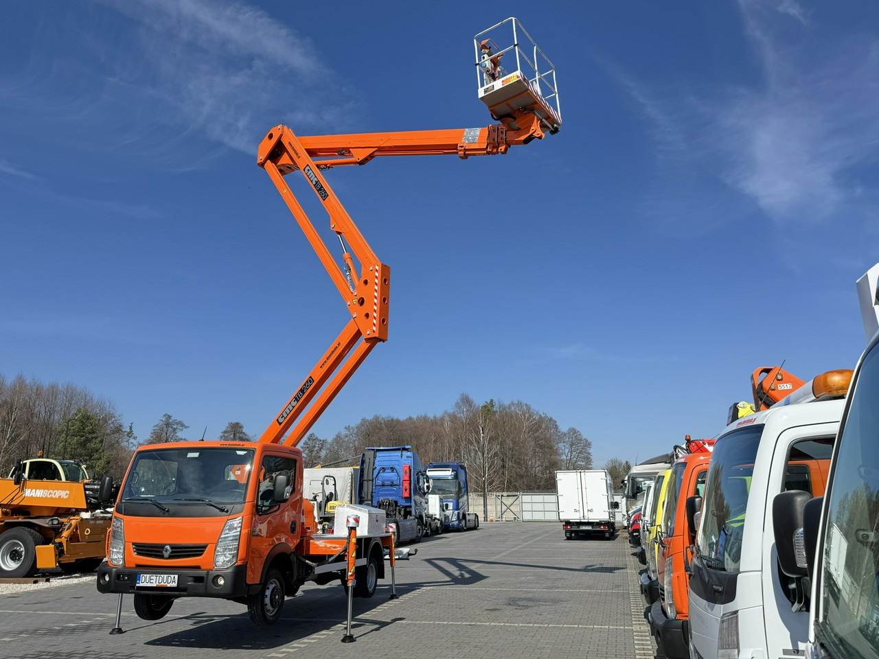 Renault Maxity - Emelőkosaras teherautó: 5 kép. Renault Maxity - Emelőkosaras teherautó: 5 kép.