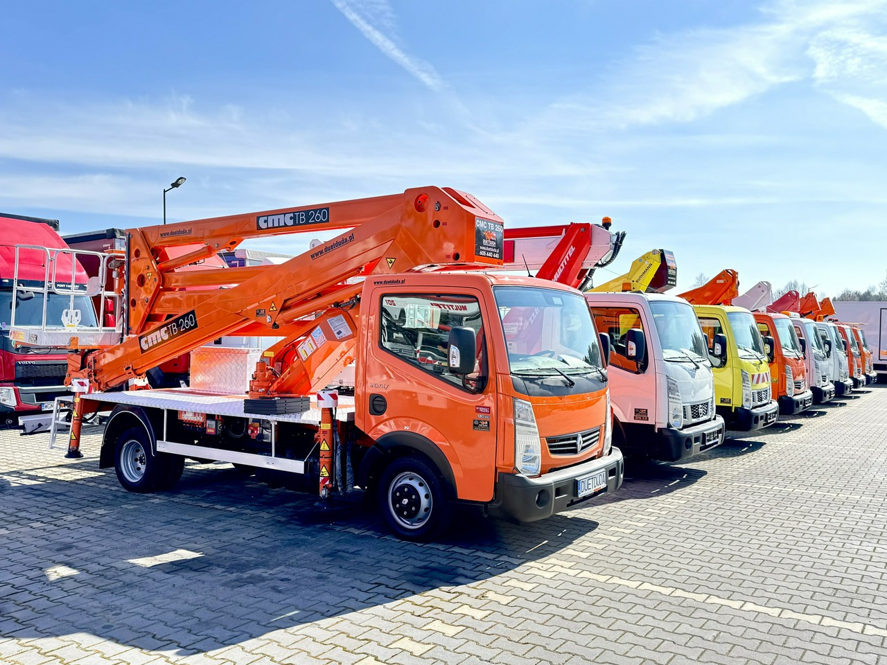 Renault Maxity - Emelőkosaras teherautó: 1 kép. Renault Maxity - Emelőkosaras teherautó: 1 kép.