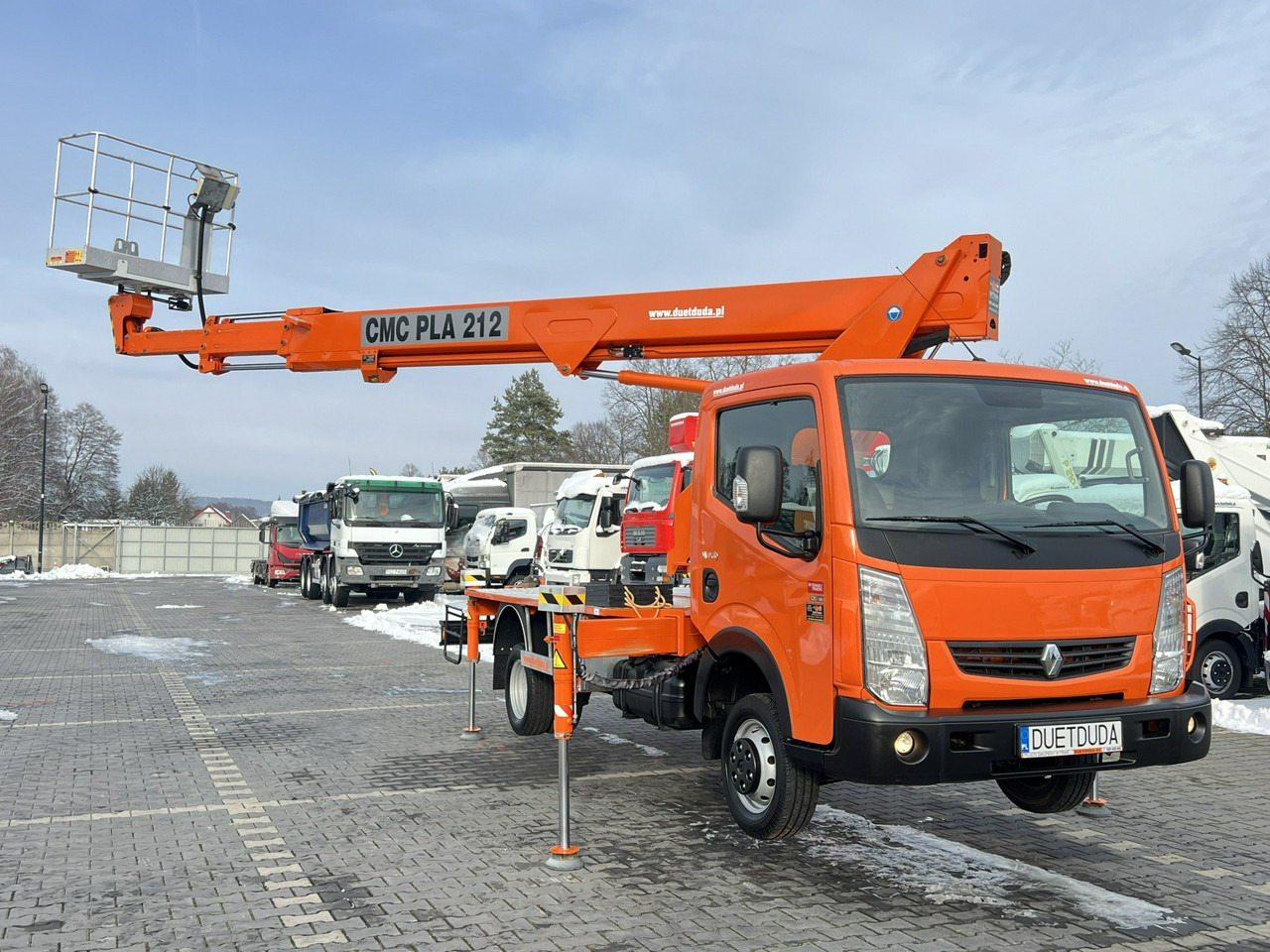 Renault Maxity - Emelőkosaras teherautó: 2 kép. Renault Maxity - Emelőkosaras teherautó: 2 kép.