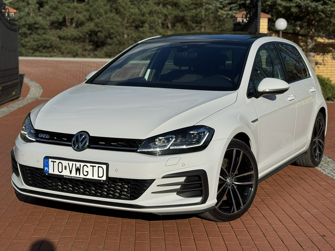 Volkswagen Golf - Hatchback: 2 kép. Volkswagen Golf - Hatchback: 2 kép.