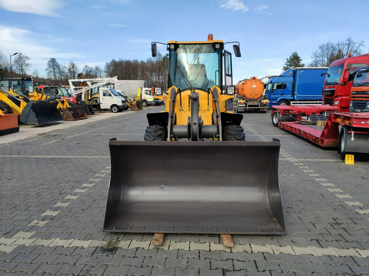 Volvo L30B Pro Unikat Stan Tylko 5380 mth - Gumikerekes homlokrakodó: 4 kép. Volvo L30B Pro Unikat Stan Tylko 5380 mth - Gumikerekes homlokrakodó: 4 kép.