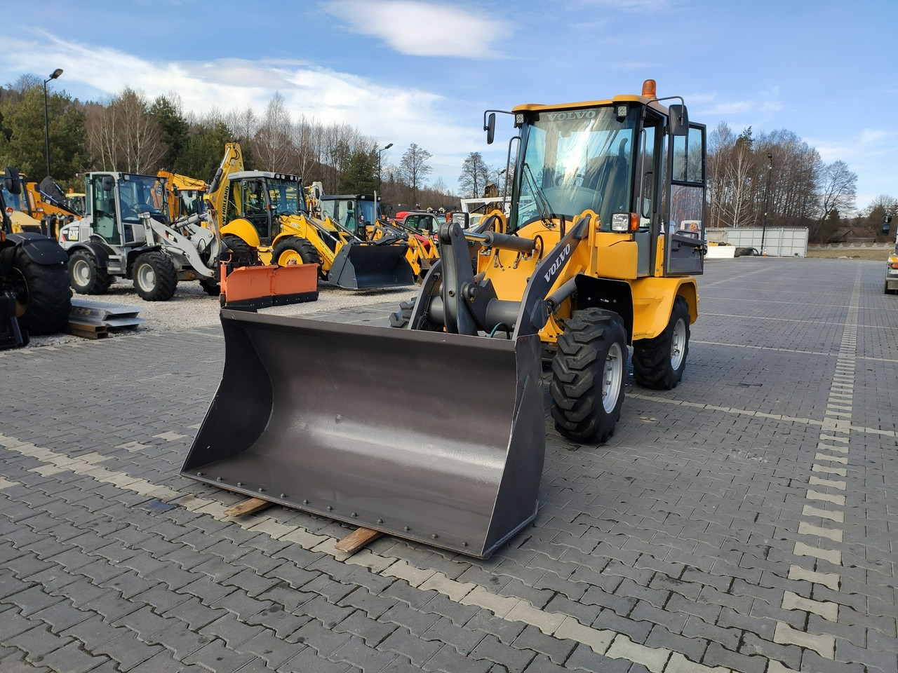 Volvo L30B Pro Unikat Stan Tylko 5380 mth - Gumikerekes homlokrakodó: 3 kép. Volvo L30B Pro Unikat Stan Tylko 5380 mth - Gumikerekes homlokrakodó: 3 kép.