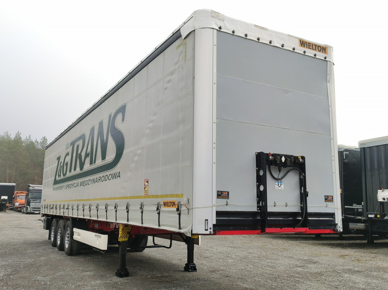 Wielton Standard Osie SAF - Ponyvás félpótkocsi: 4 kép. Wielton Standard Osie SAF - Ponyvás félpótkocsi: 4 kép.