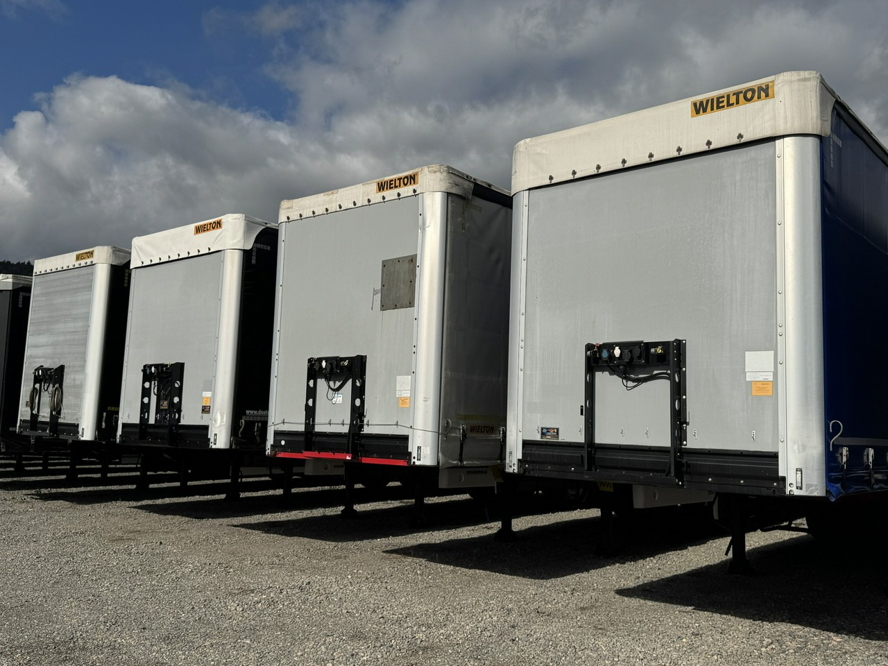 Wielton Standart Osie Saf Oś Podnoszona Super Stan - Ponyvás félpótkocsi: 2 kép. Wielton Standart Osie Saf Oś Podnoszona Super Stan - Ponyvás félpótkocsi: 2 kép.