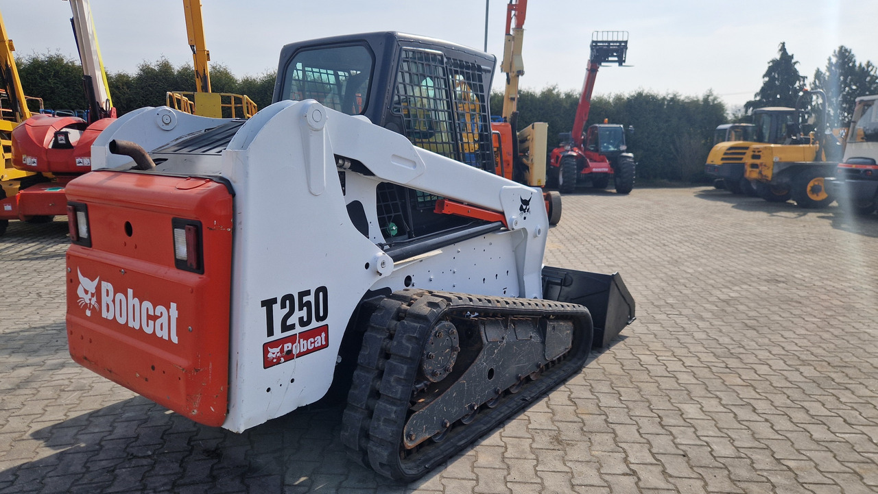 BOBCAT T 250 - Kompakt lánctalpas rakodó: 3 kép. BOBCAT T 250 - Kompakt lánctalpas rakodó: 3 kép.