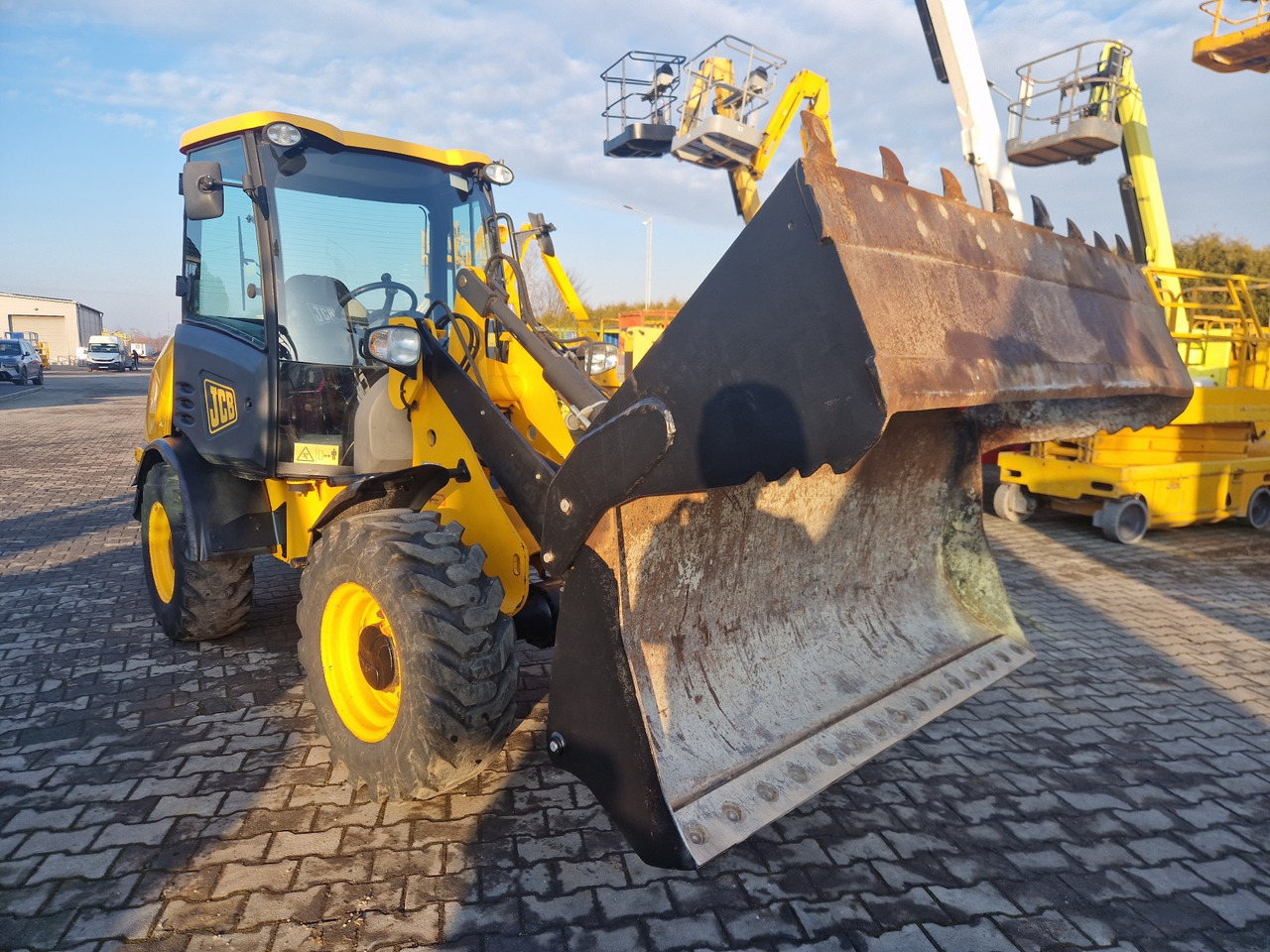 Gumikerekes homlokrakodó JCB 406 B: 9 kép.