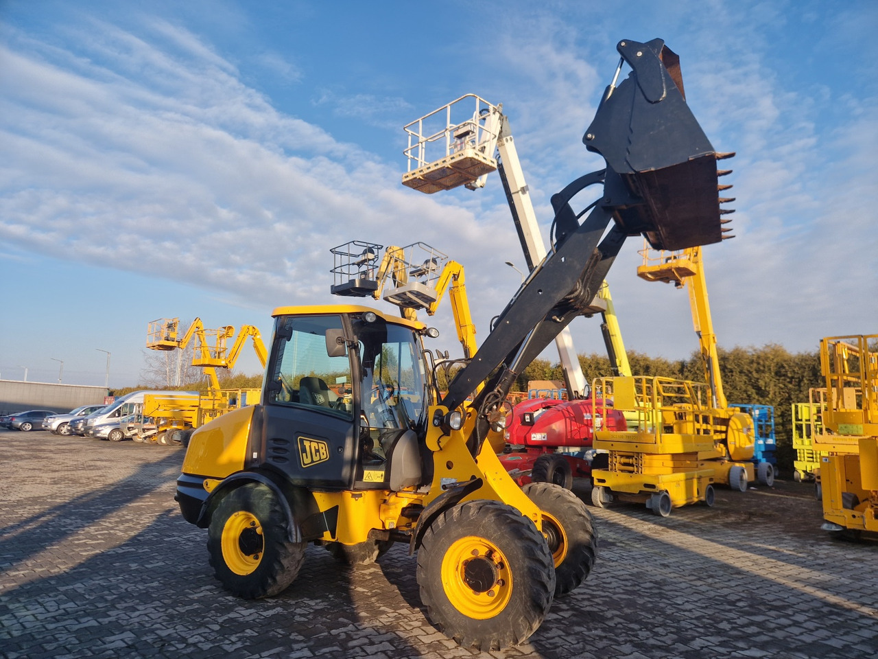 Gumikerekes homlokrakodó JCB 406 B: 8 kép.