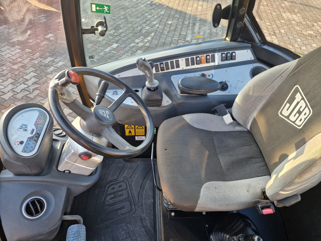 Gumikerekes homlokrakodó JCB 406 B: 12 kép.
