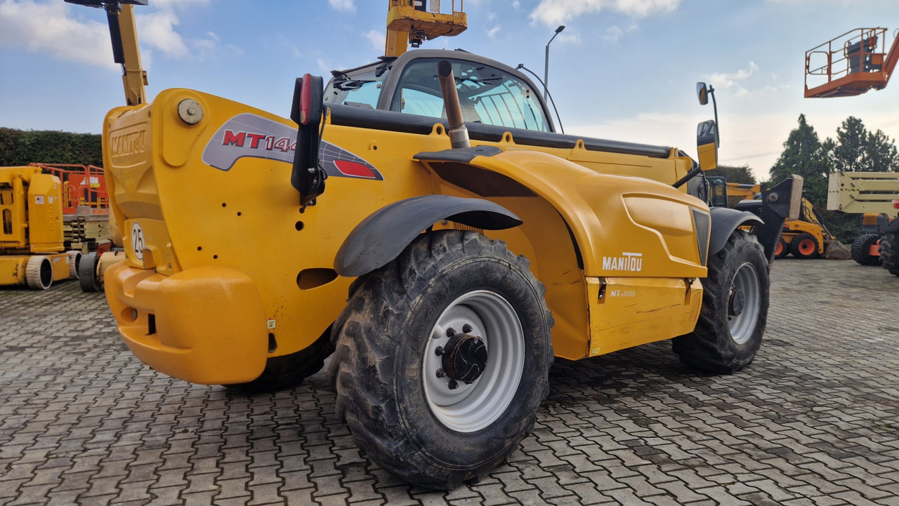 MANITOU MT 1440 100P ST3B - Teleszkópos homlokrakodó: 3 kép. MANITOU MT 1440 100P ST3B - Teleszkópos homlokrakodó: 3 kép.