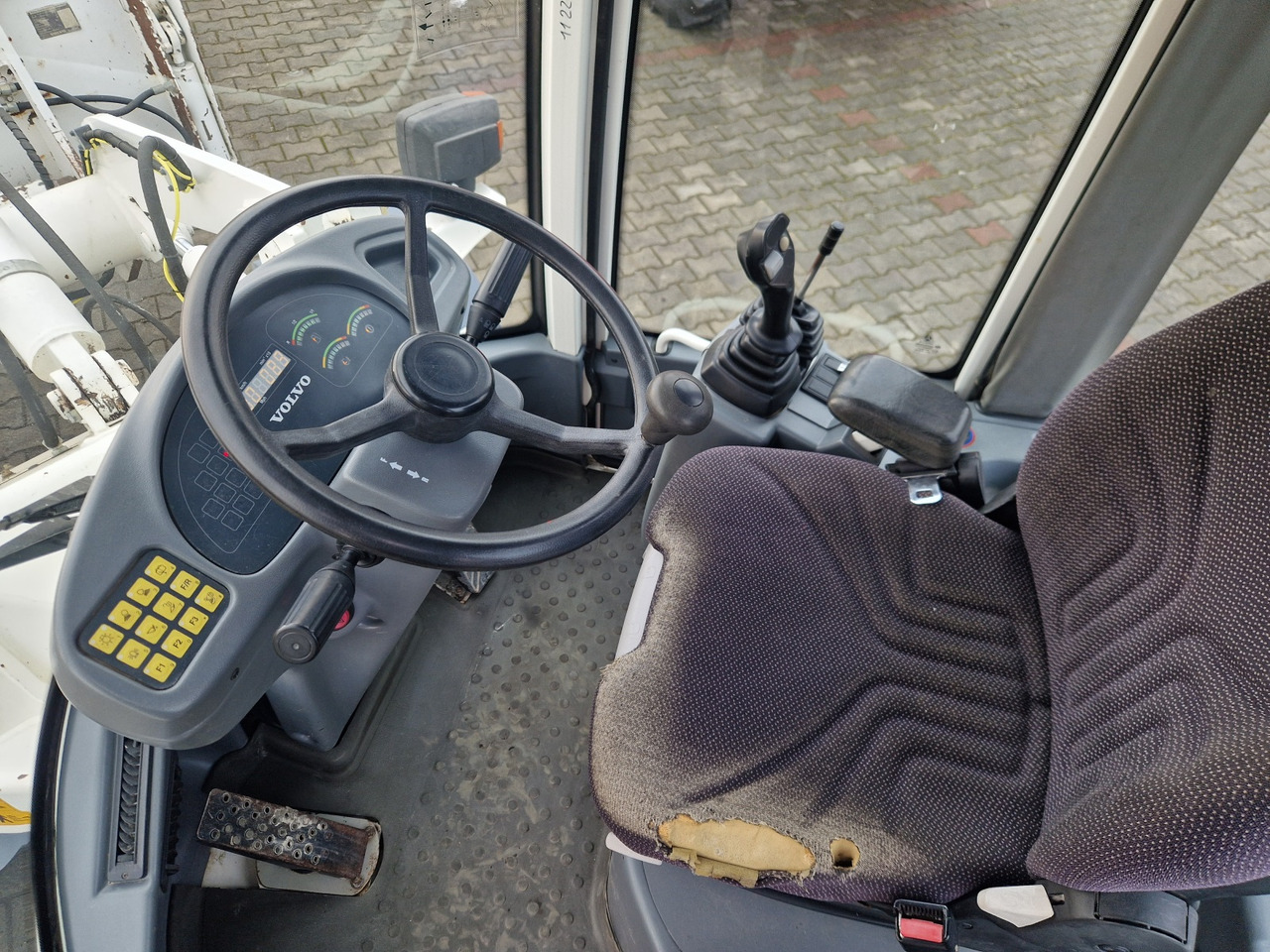 Gumikerekes homlokrakodó VOLVO L 30 B – Z/X: 15 kép.