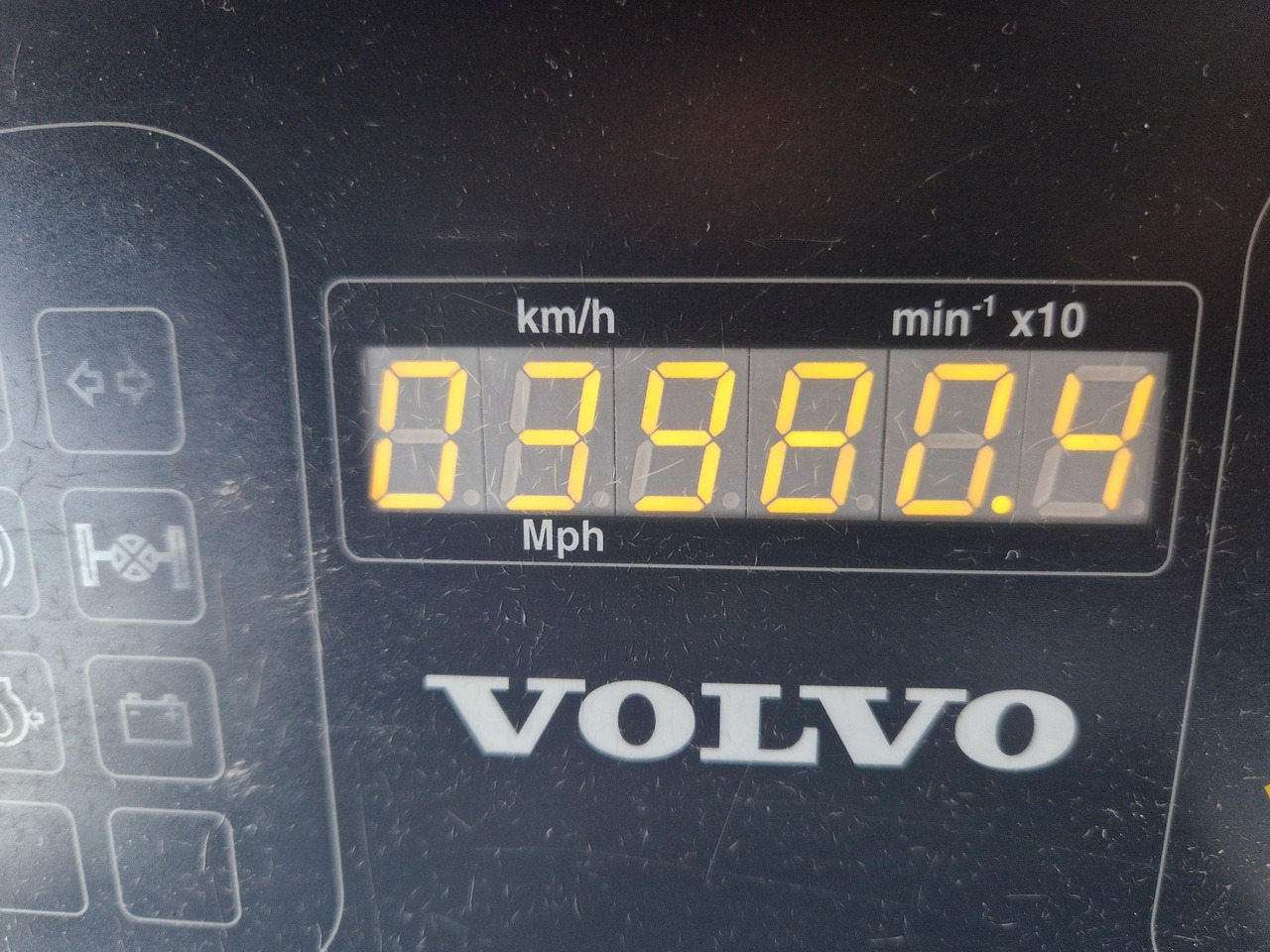 Gumikerekes homlokrakodó VOLVO L 30 B – Z/X: 16 kép.