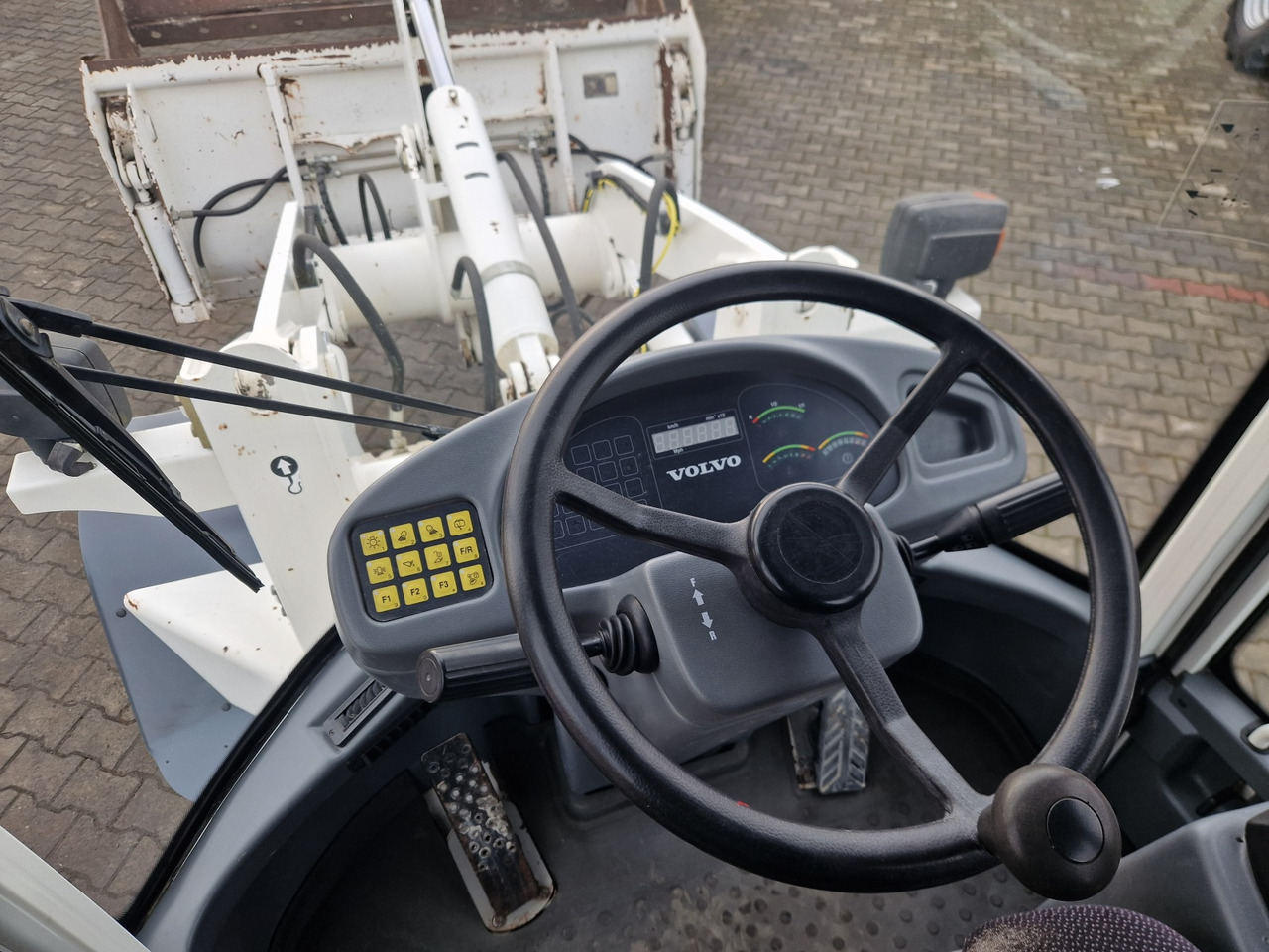 Gumikerekes homlokrakodó VOLVO L 30 B – Z/X: 17 kép.