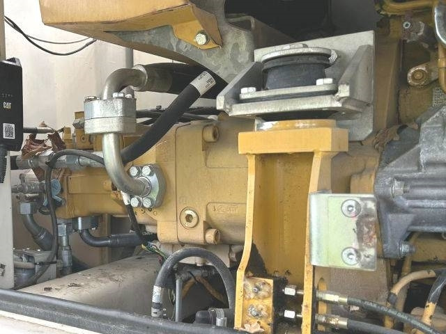 CAT M 316 D - Gumikerekes kotró: 4 kép. CAT M 316 D - Gumikerekes kotró: 4 kép.