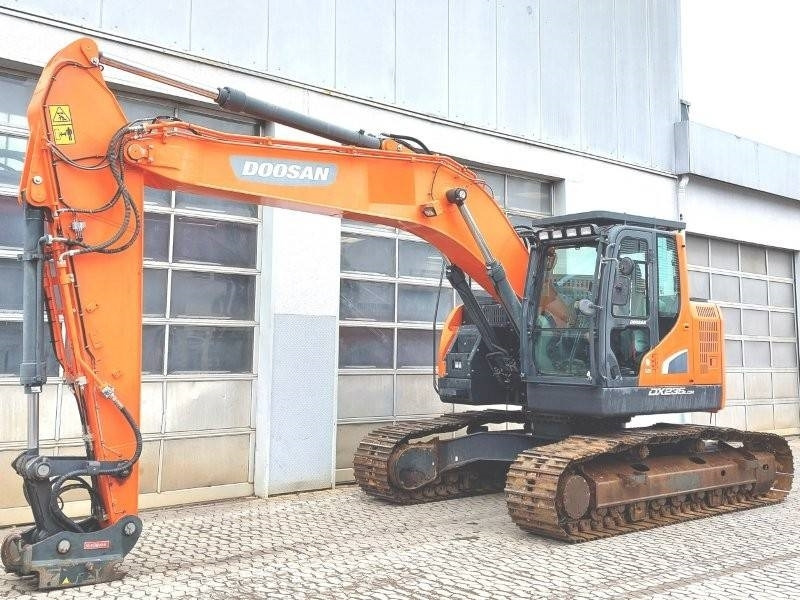 Doosan DX 235 LCR-5 - Lánctalpas kotró: 2 kép. Doosan DX 235 LCR-5 - Lánctalpas kotró: 2 kép.