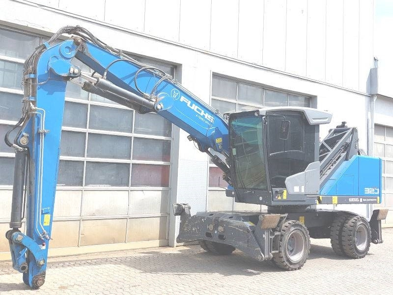 Fuchs MHL 320 F - Hulladék kotró: 2 kép. Fuchs MHL 320 F - Hulladék kotró: 2 kép.
