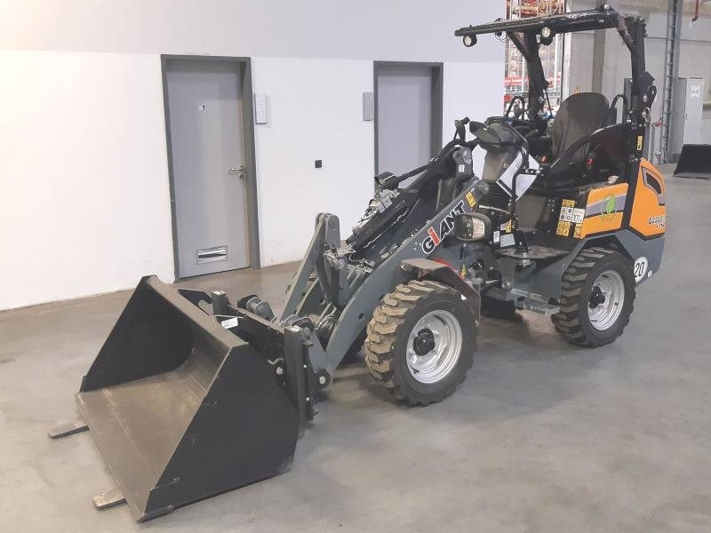 Giant G 2200 E X-Tra Elektro / electric  - Mini homlokrakodó: 2 kép. Giant G 2200 E X-Tra Elektro / electric  - Mini homlokrakodó: 2 kép.