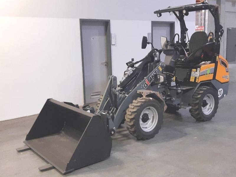 Giant G 2200 E X-Tra Elektro / electric - Mini homlokrakodó: 2 kép. Giant G 2200 E X-Tra Elektro / electric - Mini homlokrakodó: 2 kép.