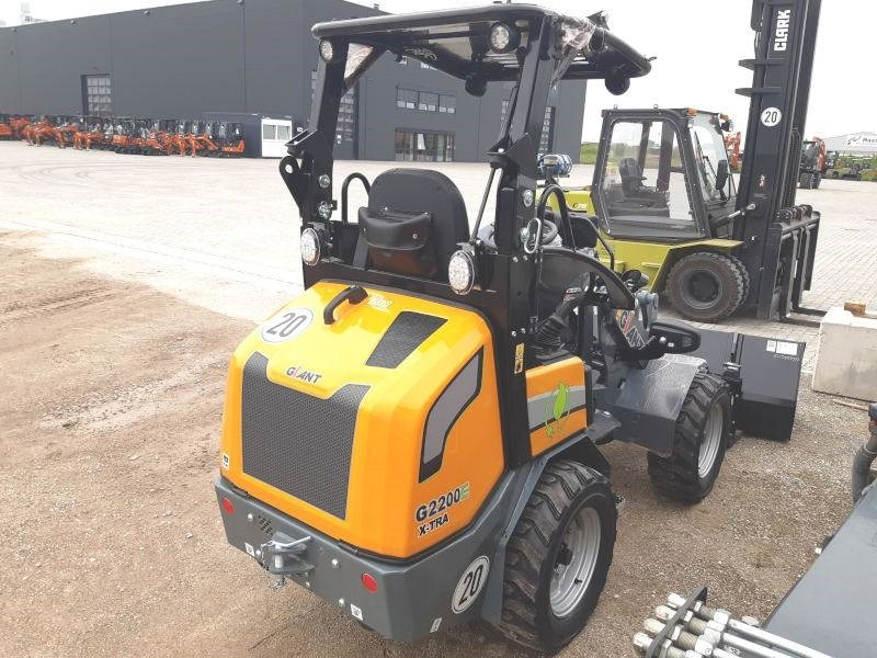 Giant G 2200 E X-Tra Elektro / electric - Mini homlokrakodó: 4 kép. Giant G 2200 E X-Tra Elektro / electric - Mini homlokrakodó: 4 kép.