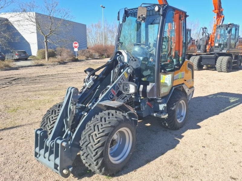 Giant G 2700 E X-Tra Elektro / electric - Mini homlokrakodó: 2 kép. Giant G 2700 E X-Tra Elektro / electric - Mini homlokrakodó: 2 kép.