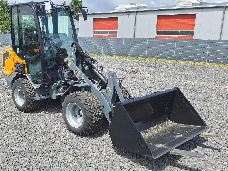 Giant G 2700 E X-Tra Elektro / electric - Mini homlokrakodó: 4 kép. Giant G 2700 E X-Tra Elektro / electric - Mini homlokrakodó: 4 kép.