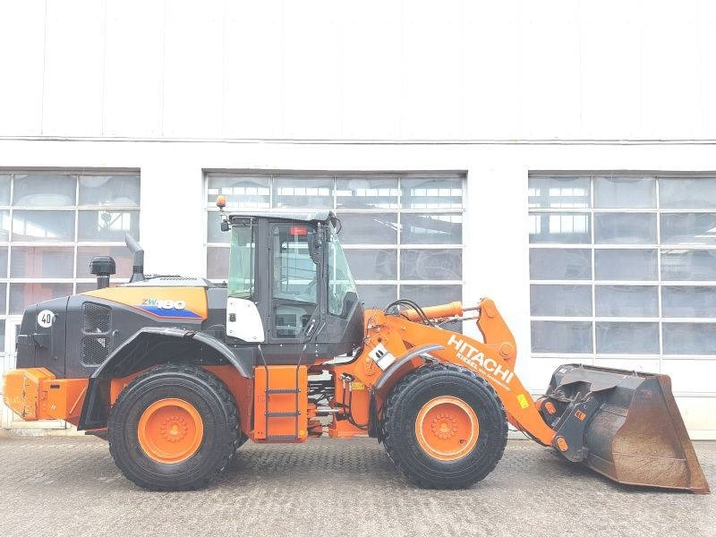 Hitachi ZW 180-6 - Gumikerekes homlokrakodó: 5 kép. Hitachi ZW 180-6 - Gumikerekes homlokrakodó: 5 kép.