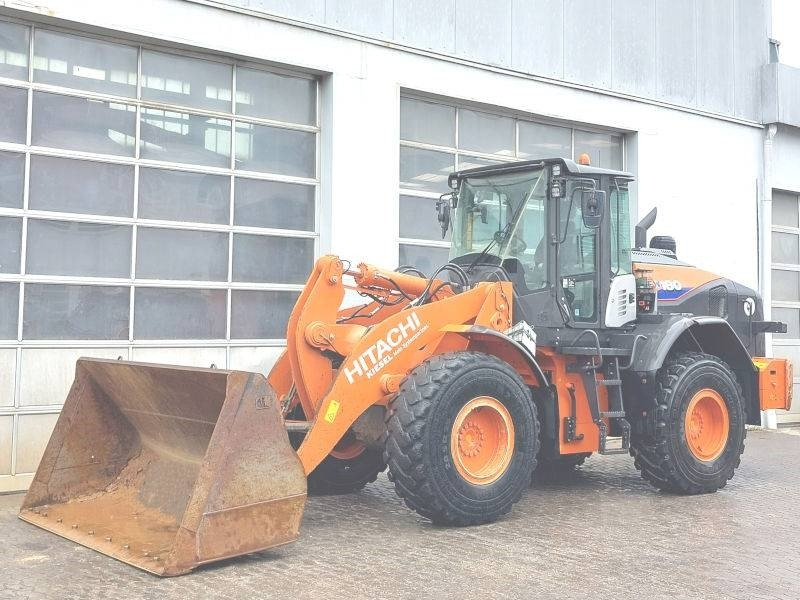 Hitachi ZW 180-6 - Gumikerekes homlokrakodó: 2 kép. Hitachi ZW 180-6 - Gumikerekes homlokrakodó: 2 kép.